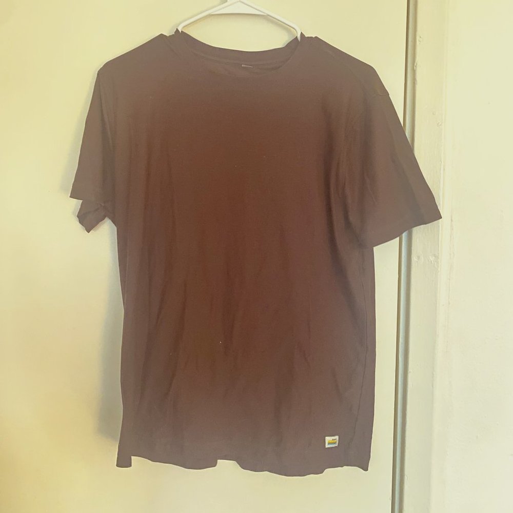 Vuori T-Shirt Men's Small Burgundy Brown Strato Tech Tee Short Sleeve Crew